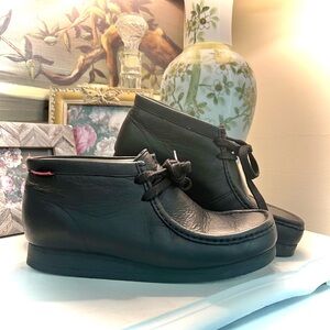 Clarks Stinson Hi Mens Black Waxy Leather Chukka Boots with Moccasin Toe